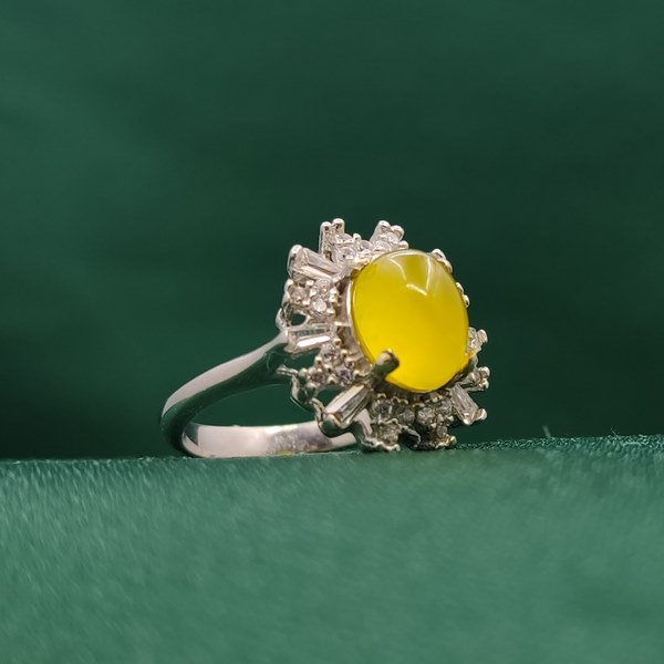 انگشتر عقیق زرد زنانه با حکاکی شرف الشمس