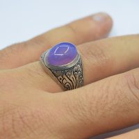 انگشتر عقیق یاسی یمنی مردانه نقره دست ساز طرح قلمزنی کد{10947}