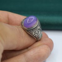 انگشتر عقیق یاسی یمنی مردانه نقره دست ساز طرح قلمزنی کد{10947}