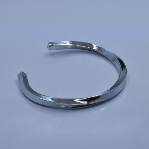 بنگل مردانه یا زنانه ساده طرح پیچ نقره ای جنس کروم کد{101044}