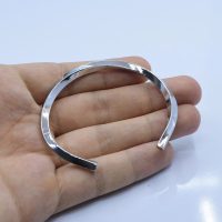بنگل مردانه یا زنانه ساده طرح پیچ نقره ای جنس کروم کد{101044}